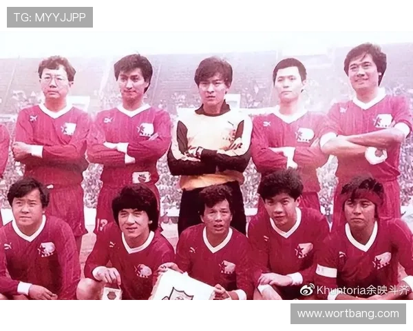 刘德华与足球明星同框合影展现运动与娱乐的完美结合 刘德华与足球明星同框合影展现运动与娱乐的完美结合