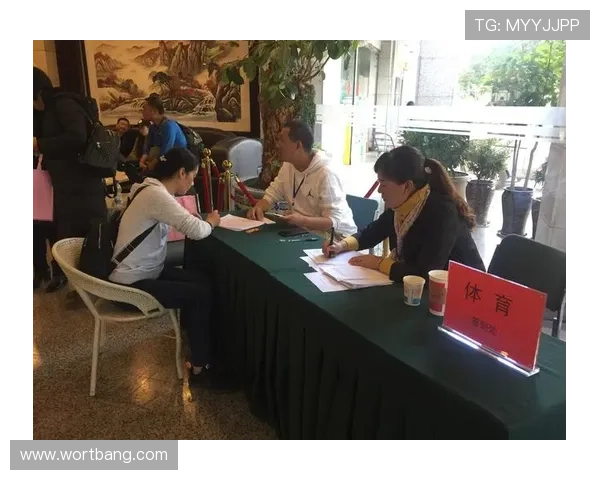 足球明星叉腰动作集锦精彩瞬间回顾尽显风采与魅力